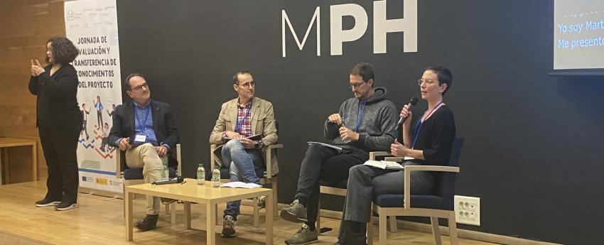Mesa redonda con cuatro participantes