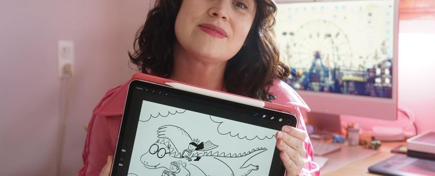 L'artista Lyona exposant el dibuix que ha fet