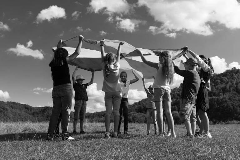 Grupo de niños jugando. 