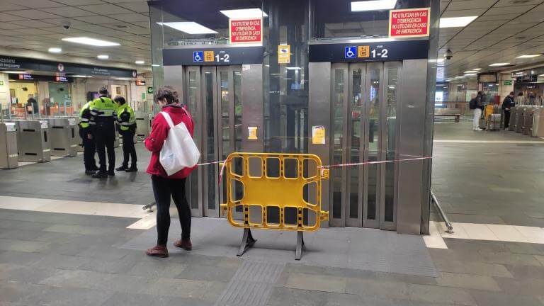 ascensors del metro amb una tanca al davant que priva el pas