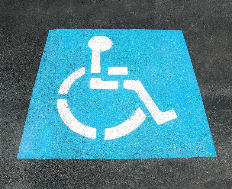 Plaza de aparcamiento reservado para personas con discapacidad