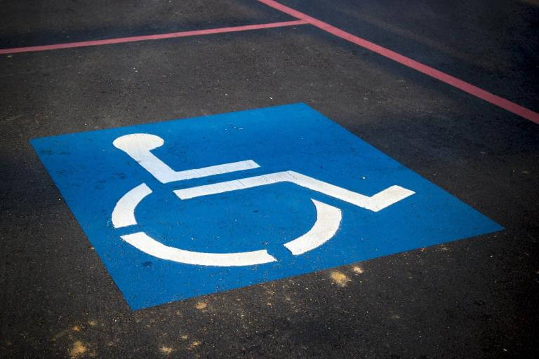 Plaza de aparcamiento reservado para personas con movilidad reducida