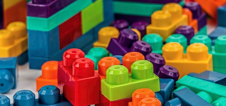 Diverses peces de lego pendents d'encaixar i organitzar