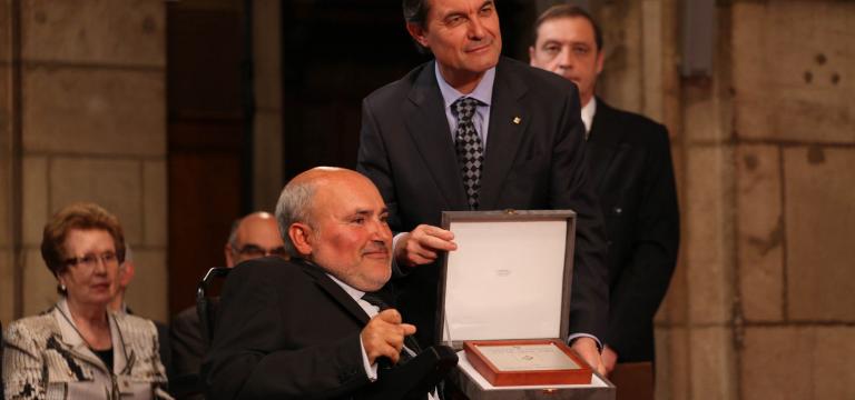 Imagen de uno de los presidentes de ECOM recogiendo la Cruz de Sant Jordi de manos del que fue presidente de la Generalitat de Catalunya, Artur Mas