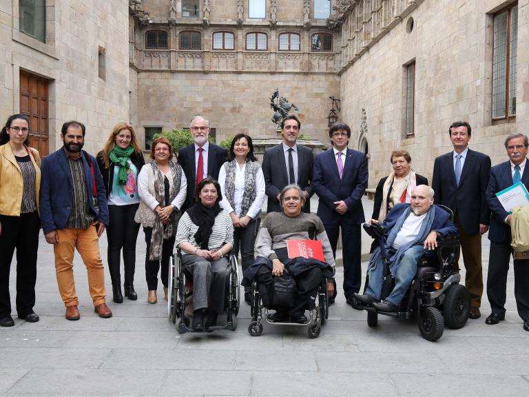 Representants de diferents organitzacions de l'àmbit de la discapacitat (entre ells el nostre president i el nostre vicepresident) fotografiats amb Carlos Puigdemont (en el moment de prendre la fotografia, president de la Generalitat de Catalunya) sortint de la primera reunió del CODISCAT (Consell de la Discapacitat de Catalunya)