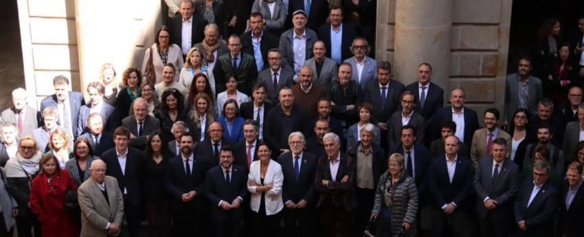 Foto de grup dels representants del Govern i de les entitats i associacions signants del Compromís Nacional del Turisme Responsable