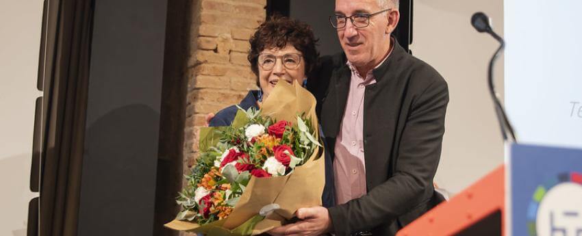 El president entrant, Enric Morist, donant un ram de flors a la presidenta sortint, Francina Alsina