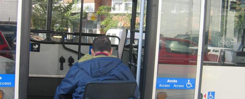 Una persona usuària de cadira de rodes pujant a un autobús