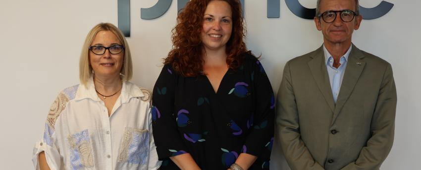 Foto institucional: Sònia Bartrés, directora de Soci Col·lectiu; Jèssica Celda, directora d'ECOM; i Josep Ginesta, secretari general de la Confederació Empresarial PIMEC, petita i mitjana empresa de Catalunya