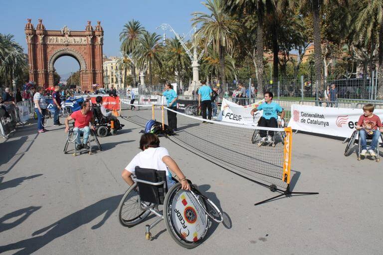 Anteriors edicions de la Jornada Inclusiva d'Esports. Persones en cadira de rodes practicant tenis adaptat a Arc de Triomf. 