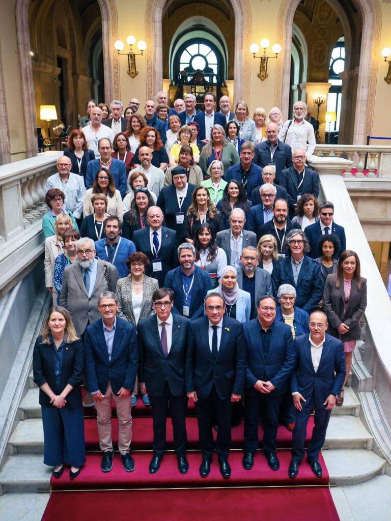foto de grup al Parlament, representants d'entitats i del Govern