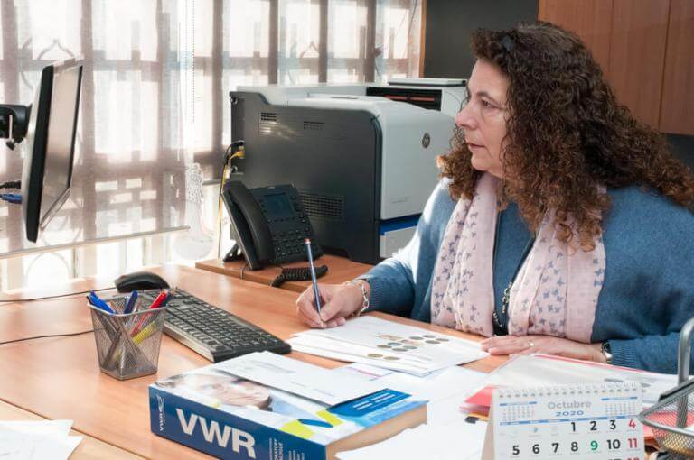 Mujer con discapacidad trabajando con su ordenador en una oficina