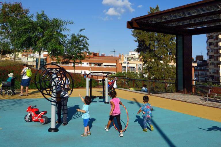 Niños pequeños jugando en un parque infantil