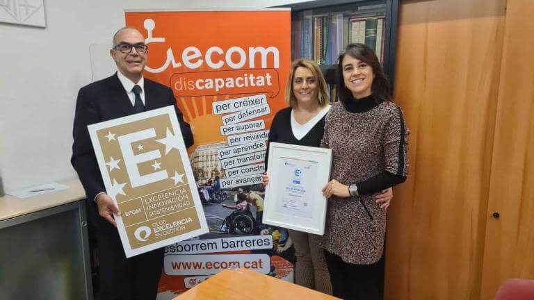 D’esquerra a dreta: Miquel Romero, Director de Transformació i Innovació en el Club de Excelencia en Gestión; Lourdes Carrillo, responsable de Recursos d’ECOM; i Marta Obdulia, gerent d’ECOM.