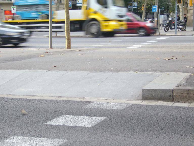 Carrer de Barcelona on es veu el gual d'una vorera.