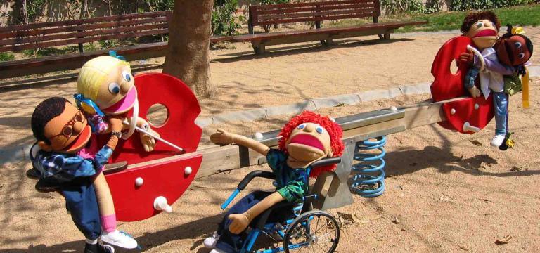 Las marionetas de ECOM dispuestas en una atracción de un parque infantil