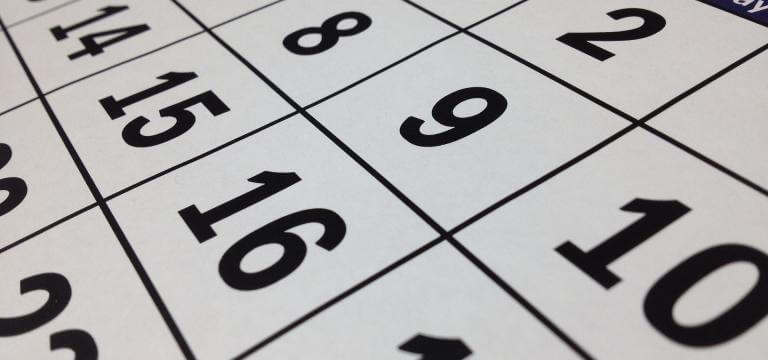 Primer plano de la página de un calendario