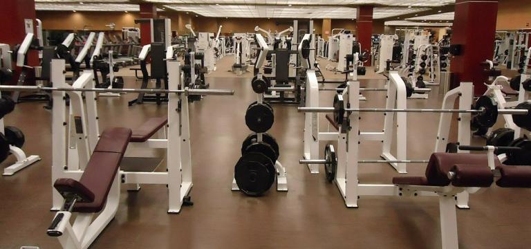 Una sala de máquinas de un gimnasio