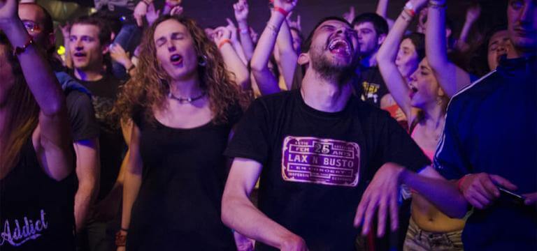 Vista de la primera filera d'un concert de Lax 'n' Busto amb un noi amb discapacitat passant-t'ho d'allò més bé