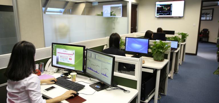 Imagen del despacho de una empresa con varias personas trabajando con ordenadores