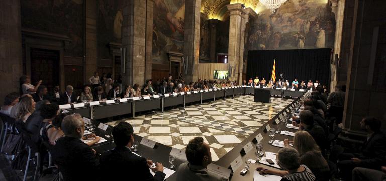 Una sala one està tenint lloc un acte institucional amb la participació de diverses persones