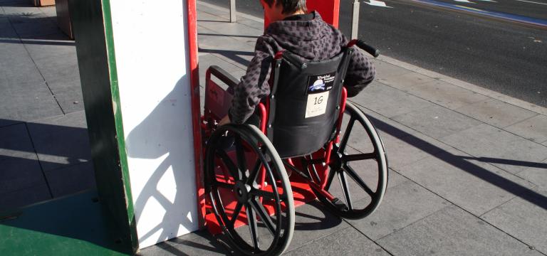 Una persona en silla de ruedas realizando una actividad de sensibilización