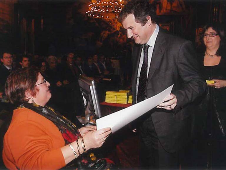 El alcalde de Barcelona, Jordi Hereu entrega un documento a María José, de ECOM