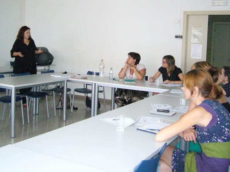 Una aula de formació amb diferents alumnes escoltant la persona que imparteix la formació